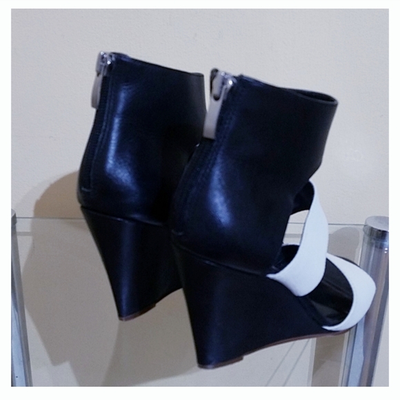Trouve RobinBlack & White Leather Wedge Sandals 4M - Picture 7 of 16
